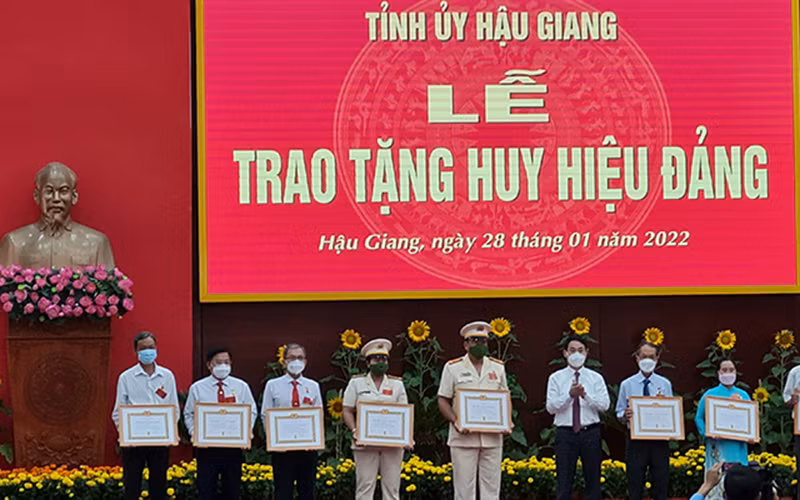 Trao Huy hiệu Đảng cho các đồng chí cao niên tuổi Đảng.