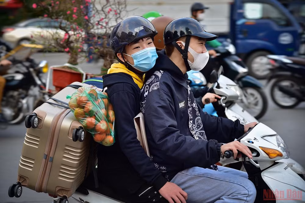 Hà Nội: Người dân lỉnh kỉnh đồ đạc về quê ăn Tết, nhiều tuyến đường ùn ứ -0