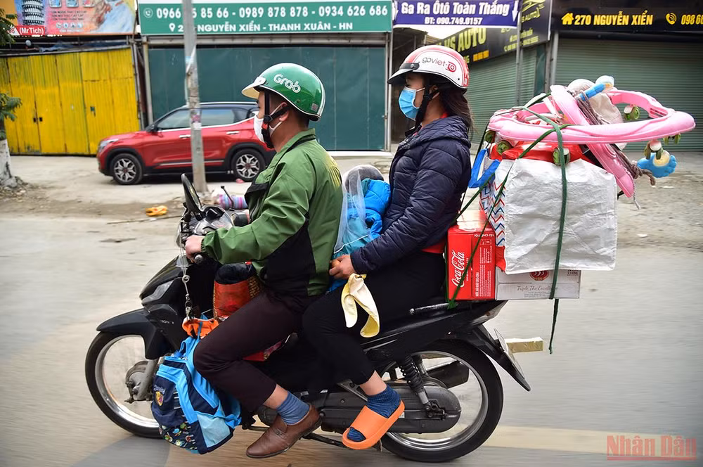 Hà Nội: Người dân lỉnh kỉnh đồ đạc về quê ăn Tết, nhiều tuyến đường ùn ứ -0