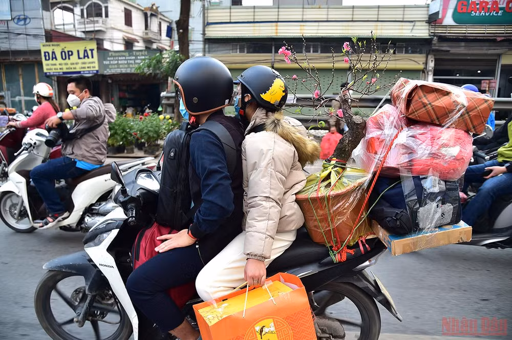 Hà Nội: Người dân lỉnh kỉnh đồ đạc về quê ăn Tết, nhiều tuyến đường ùn ứ -0