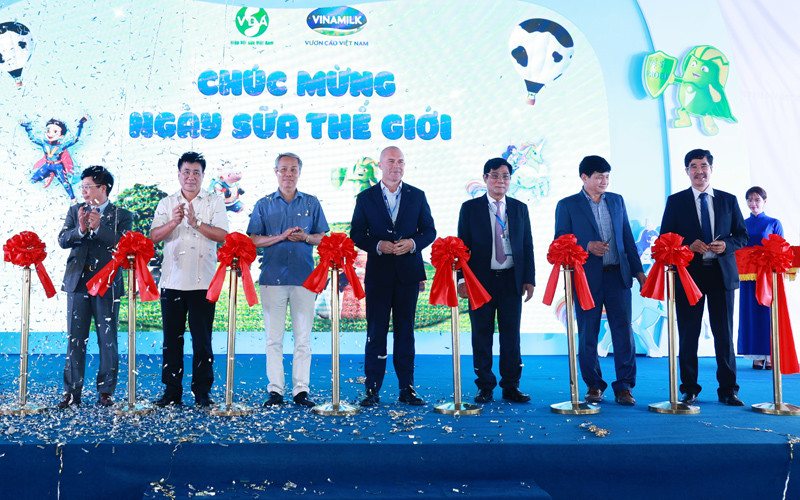 Đại diện Hiệp Hội Sữa cùng các đại biểu chính thức khai mạc các hoạt động chào mừng Ngày Sữa thế giới 1/6.