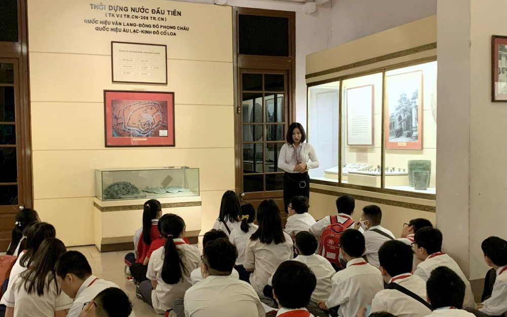Học sinh trong giờ học lịch sử tại bảo tàng. (Ảnh: TTXVN) Đề nghị quy định môn Lịch sử là môn học bắt buộc ở cấp trung học phổ thông -0