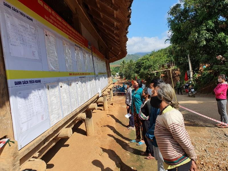 Cử tri thôn Đăk Nhoong, xã Đăk Nhoong nghiên cứu lại tiểu sử các ứng cử viên trong lúc đợt đến lượt đi bầu. Hơn 10 nghìn cử tri tỉnh Kon Tum bầu cử sớm -0
