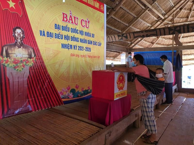 Cử tri thôn Đăk Ung, xã Đăk Nhoong bỏ phiếu bầu chọn người có đức, có tài, đại diện cho ý chí, nguyện vọng của mình. Hơn 10 nghìn cử tri tỉnh Kon Tum bầu cử sớm -1