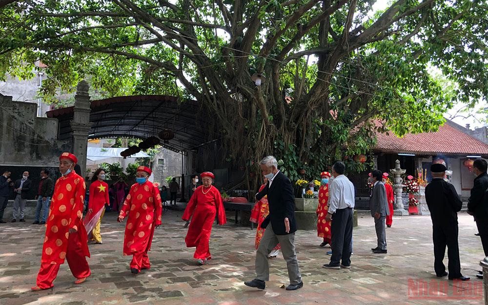 Các cụ trong làng đi lễ đền và tham dự hội thảo. Những lưu ý khi bảo tồn, tu bổ Di tích quốc gia đền Trấn Vũ -0