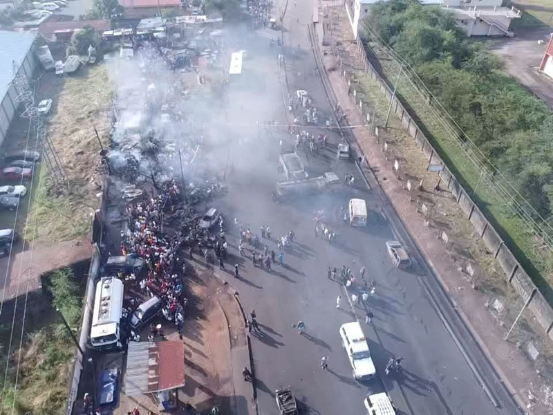 Hiện trường vụ va chạm. (Ảnh: Reuters) Nổ xe bồn ở Sierra Leone -0