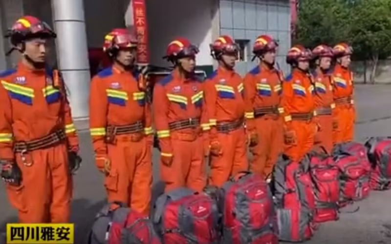 Lực lượng chức năng lên đường triển khai công tác tìm kiếm cứu hộ. (Ảnh cắt từ clip của Tân Hoa xã)