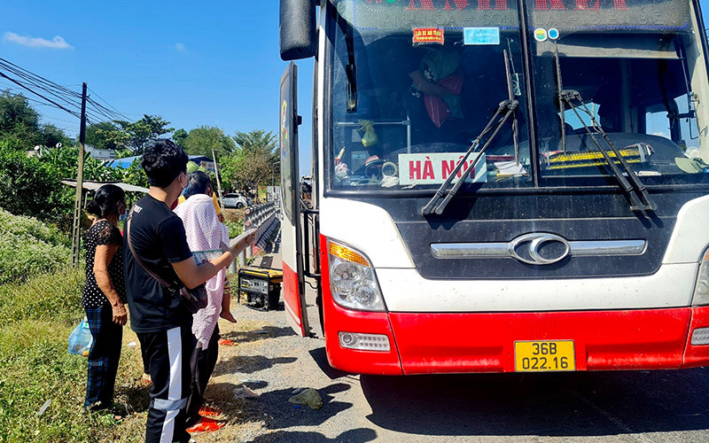 Trưa ngày 26/12, những hành khách trên xe bị cháy được nhà xe bố trí lên xe khác tiếp tục hành trình về quê. Xe khách cháy rụi, hơn 30 hành khách thoát khỏi xe an toàn -0