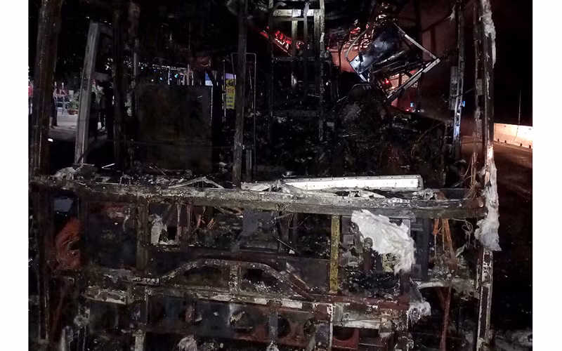 Xe khách cháy rụi, hơn 30 hành khách thoát khỏi xe an toàn -0