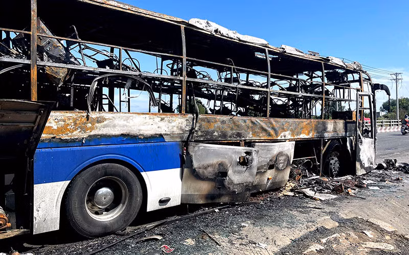 Xe khách cháy rụi, hơn 30 hành khách thoát khỏi xe an toàn -0