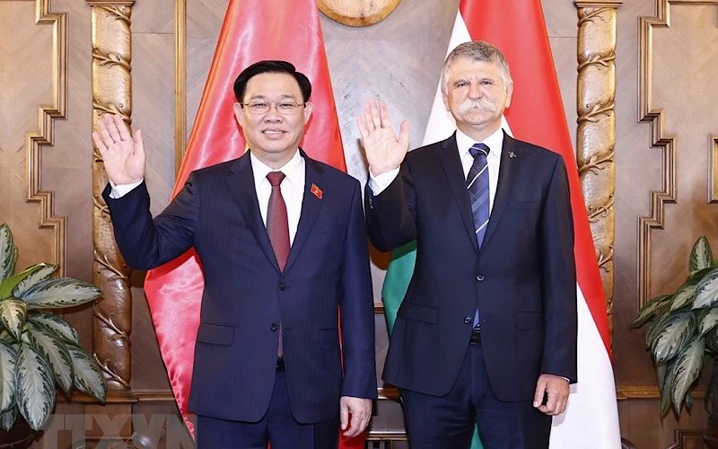 Chủ tịch Quốc hội Hungary đón và hội đàm với Chủ tịch Quốc hội Vương Đình Huệ. (ẢNH: TTXVN)