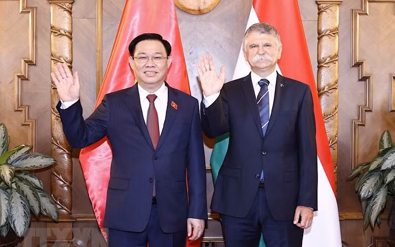 Chủ tịch Quốc hội Hungary đón và hội đàm với Chủ tịch Quốc hội Vương Đình Huệ. (ẢNH: TTXVN)