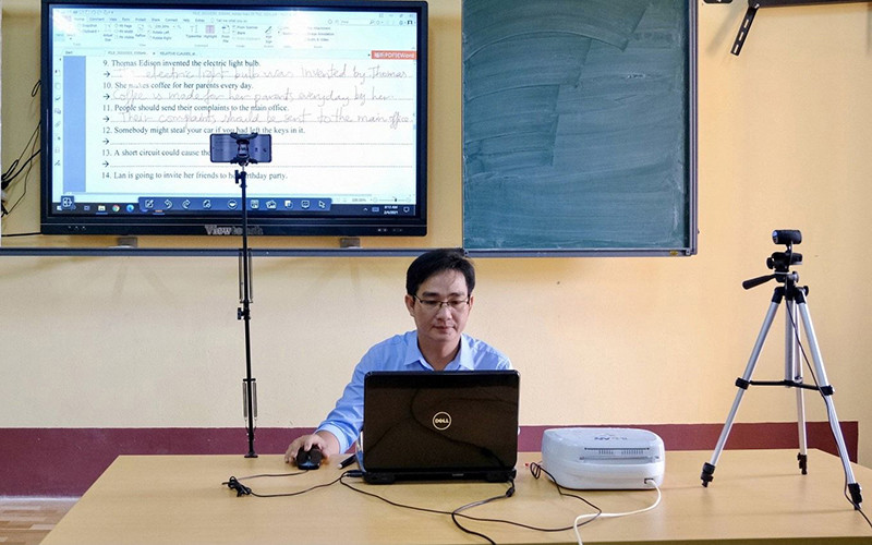 Giáo viên Trường Châu Văn Liêm (quận Ninh Kiều, TP Cần Thơ) dạy trực tuyến cho học sinh. (Ảnh: Trường Tiến)