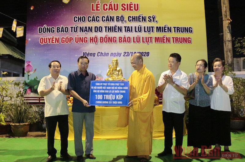 Thượng tọa Thích Minh Quang trao Đại sứ Nguyễn Bá Hùng số tiền 100 triệu kíp Lào, ủng hộ đồng bào bị lũ lụt tại miền Trung, tối 23-10. Chùa Phật tích Lào quyên góp ủng hộ đồng bào bị lũ lụt -0