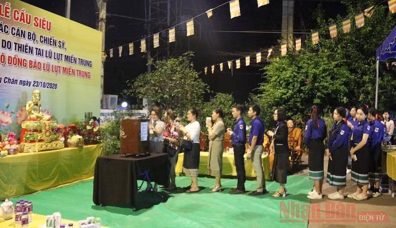 Chùa Phật tích Lào quyên góp ủng hộ đồng bào bị lũ lụt -0