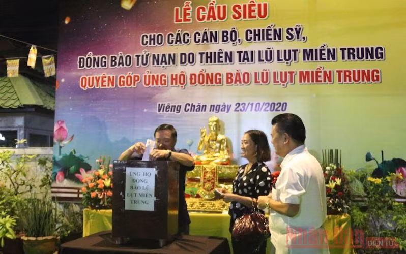 Đại sứ Nguyễn Bá Hùng và Phu nhân cùng đại diện kiều bào tham gia quyên góp.