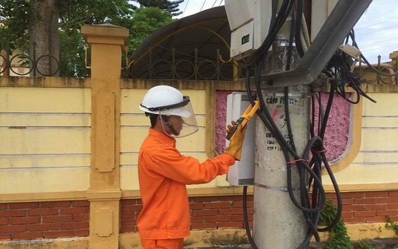 Nhân viên kỹ thuật Công ty Điện lực Quảng Bình kiểm tra lưới điện để phát hiện nạn trộm cắp điện.