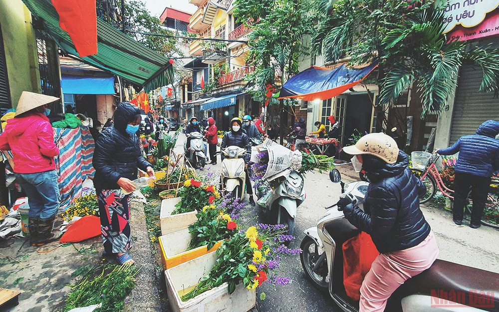 Hàng hóa trước Tết dồi dào và mẫu mã đẹp. Giá cả thị trường bình ổn, không hiếm hàng, khan giá -0