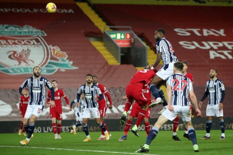 Pha ghi bàn gỡ hòa 1-1 của các cầu thủ West Brom (áo sọc).