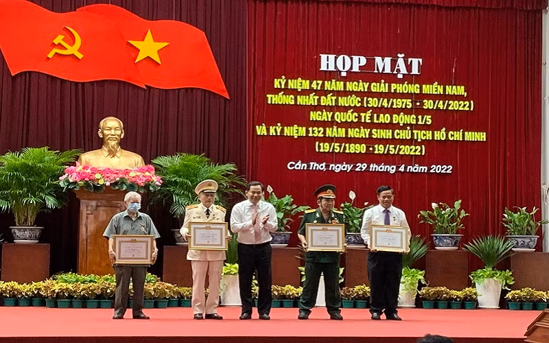 Lãnh đạo Thành ủy Cần Thơ trao huy hiệu Đảng cho 4 đồng chí Đảng viên.