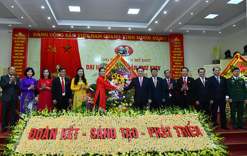 Các đồng chí lãnh đạo Thành ủy, HĐND, UBND, UBMTTQ Việt Nam thành phố Hà Nội tặng hoa chúc mừng Đại hội. Phấn đấu đến năm 2022, Mỹ Đức trở thành huyện nông thôn mới -0