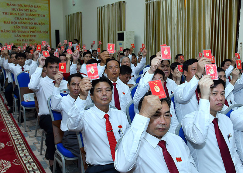 Các đại biểu dự Đại hội biểu quyết thông qua Báo cáo thẩm tra tư cách đại biểu. Phấn đấu đến năm 2022, Mỹ Đức trở thành huyện nông thôn mới -0