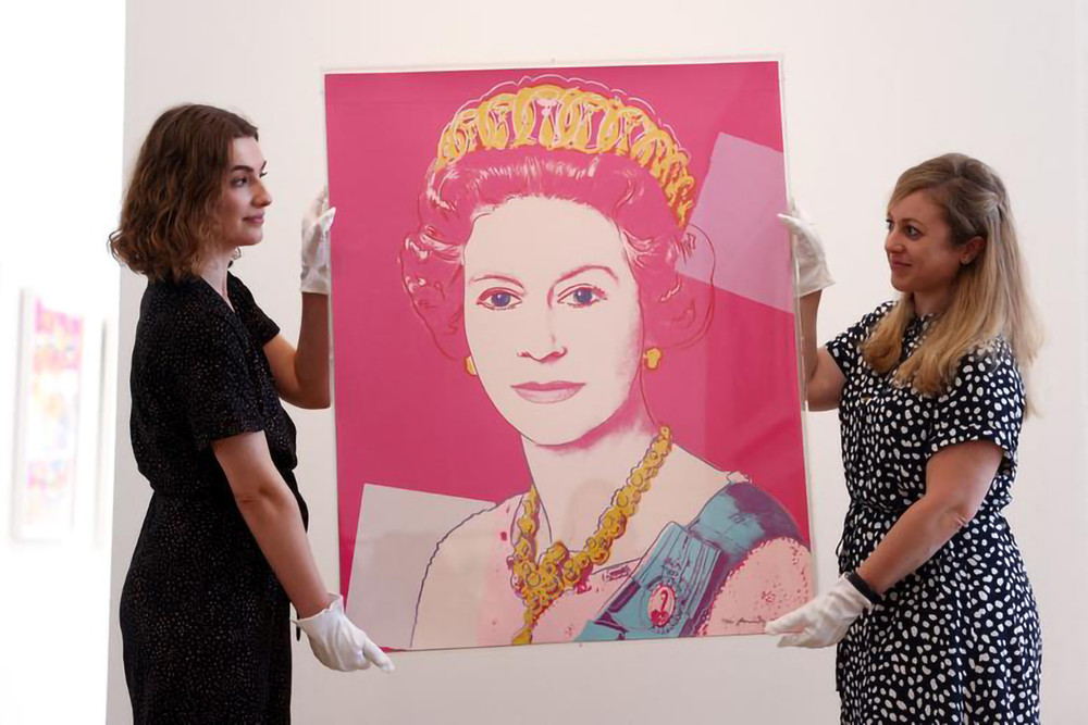 Tranh vẽ Nữ hoàng Queen Elizabeth II trước khi được đấu giá tại London, ngày 1/6. (Ảnh: Reuters) Vương quốc Anh sẵn sàng cho Đại lễ Bạch kim kỷ niệm 70 năm Nữ hoàng Elizabeth II lên ngôi -0