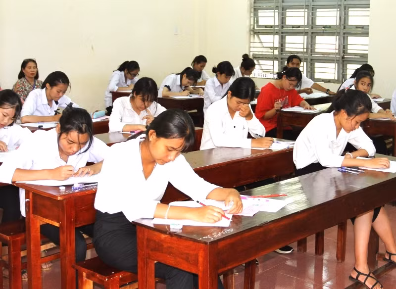 Các thí sinh dự thi tại Hội đồng thi Trường Trung học phổ thông dân tộc nội trú N’Trang Lơng.