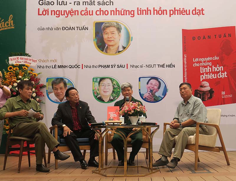 Nhà văn Đoàn Tuấn (thứ hai từ phải sang) giao lưu với độc giả trong buổi ra mắt. “Lời nguyện cầu” cho những chiến sĩ chiến đấu tại chiến trường Campuchia -0