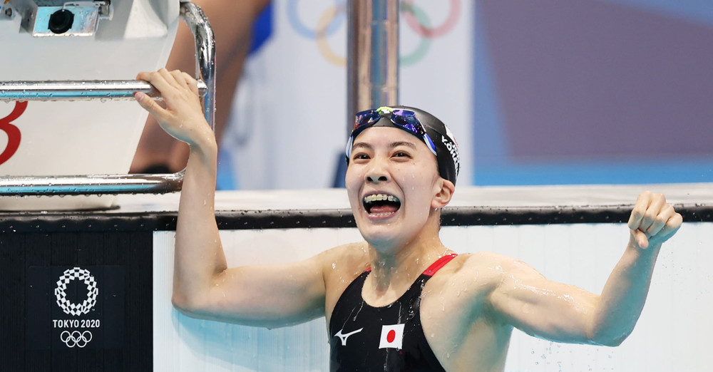 Yui Ohashi ăn mừng tấm huy chương vàng Olympic đầu tiên cho bơi lội Nhật Bản tại kỳ Thế vận hội trên sân nhà. (Ảnh: Getty Images) Kình ngư 18 tuổi gây bất ngờ ở đường đua xanh Olympic -0