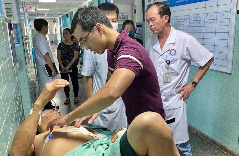 Bác sĩ Dương Ngọc Thắng - Khoa Ngoại Tim mạch và lồng ngực, BV Việt Đức đang thăm khám cho bệnh nhân. Chi viện cấp cứu kịp thời cho bệnh nhân nặng sau vụ tai nạn giao thông tại Quảng Bình -0