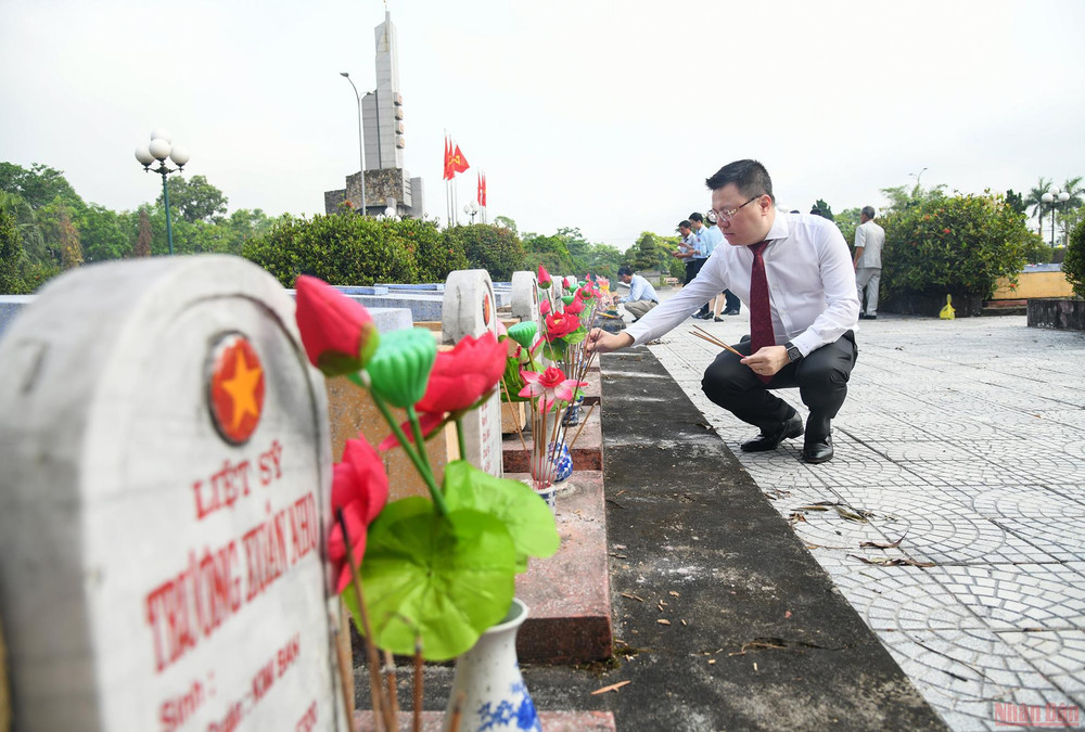 Tổng Biên tập Báo Nhân Dân Lê Quốc Minh thắp hương tại mộ phần các liệt sĩ tại Nghĩa trang liệt sĩ Triệu Phong. Đoàn công tác Báo Nhân Dân dâng hương Nghĩa trang liệt sĩ Triệu Phong -0