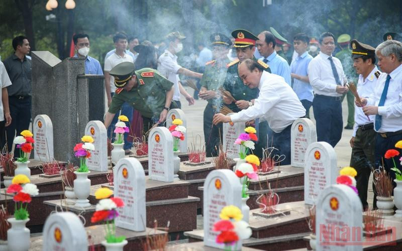 Chủ tịch nước Nguyễn Xuân Phúc thắp những nén hương tưởng nhớ những người con yêu quý trên mọi miền đất nước đã ngã xuống vì sự nghiệp đấu tranh giải phóng và thống nhất đất nước. (Ảnh: Thành Đạt) 3-1651237833413.jpg