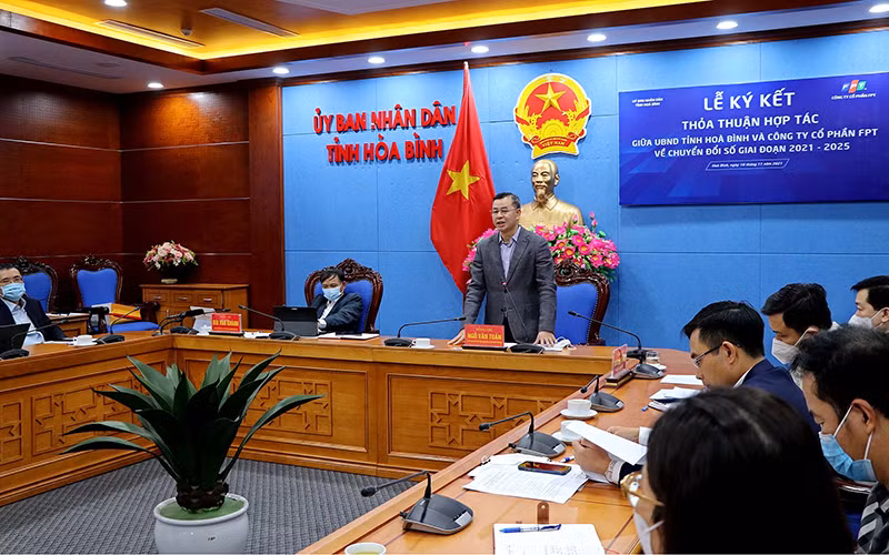 Đồng chí Ngô Văn Tuấn, Uỷ viên Trung ương Đảng, Bí thư Tỉnh uỷ Hoà Bình phát biểu tại lễ ký kết.