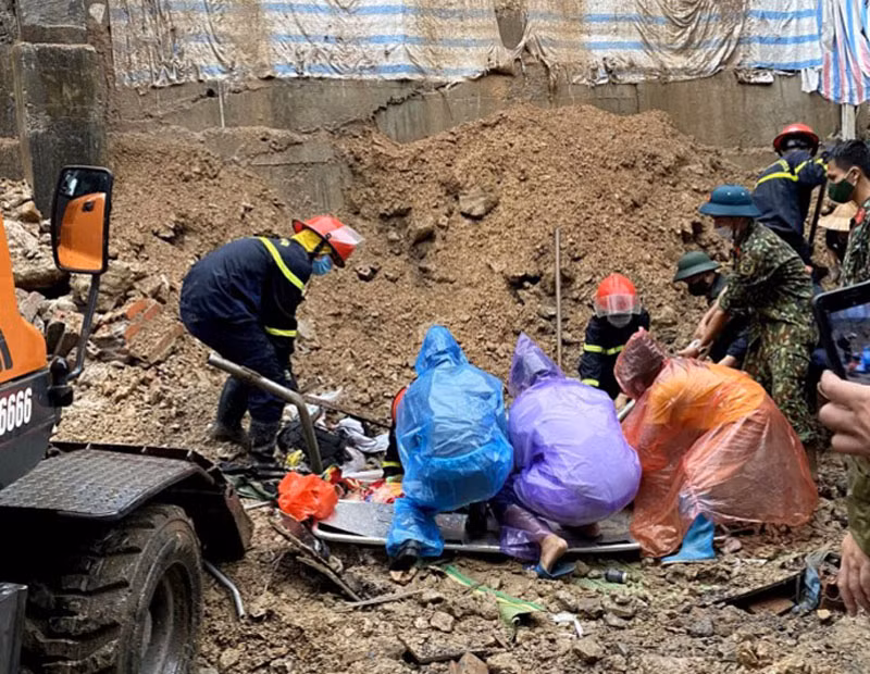 Sạt lở bờ kè vùi lấp 4 người, 3 người tử vong -0