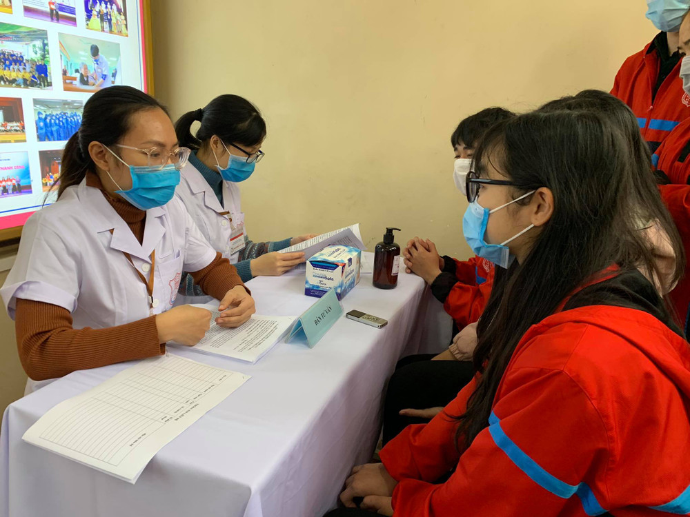 Các tình nguyện viên được tìm hiểu về vaccine COVIVAX.
