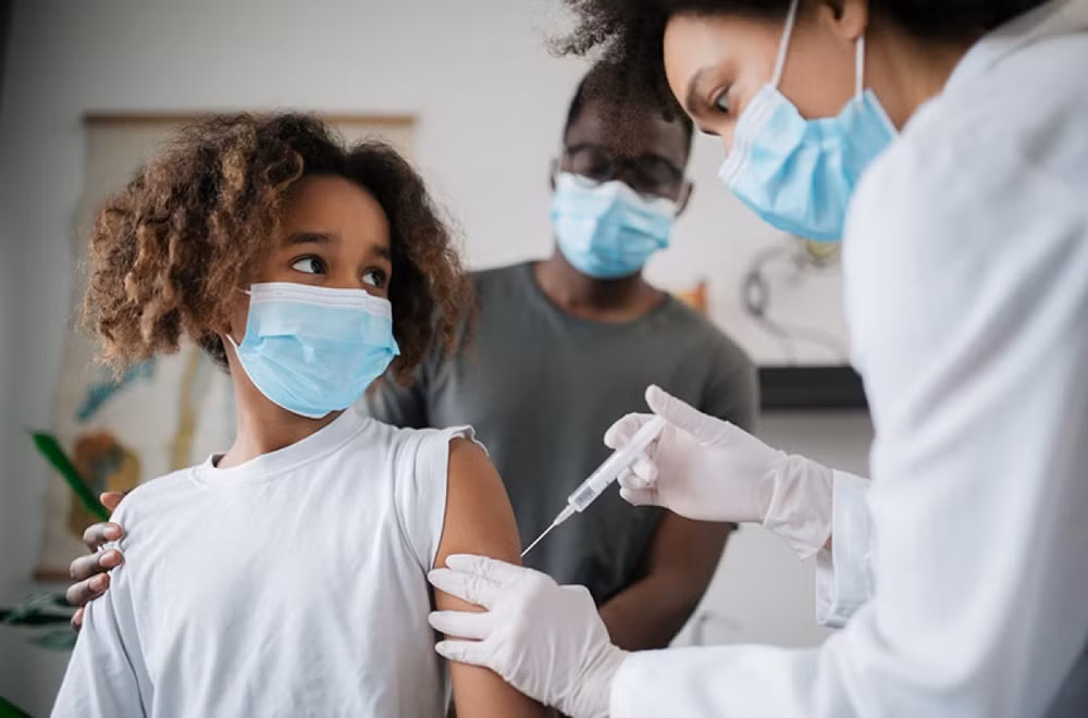 Tiêm chủng cho trẻ em luôn là mối quan tâm hàng đầu của các chuyên gia y tế. (Ảnh: Getty Images)