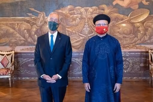 Đại sứ Đinh Toàn Thắng và Tổng thống Bồ Đào Nha Marcelo Rebelo de Sousa.