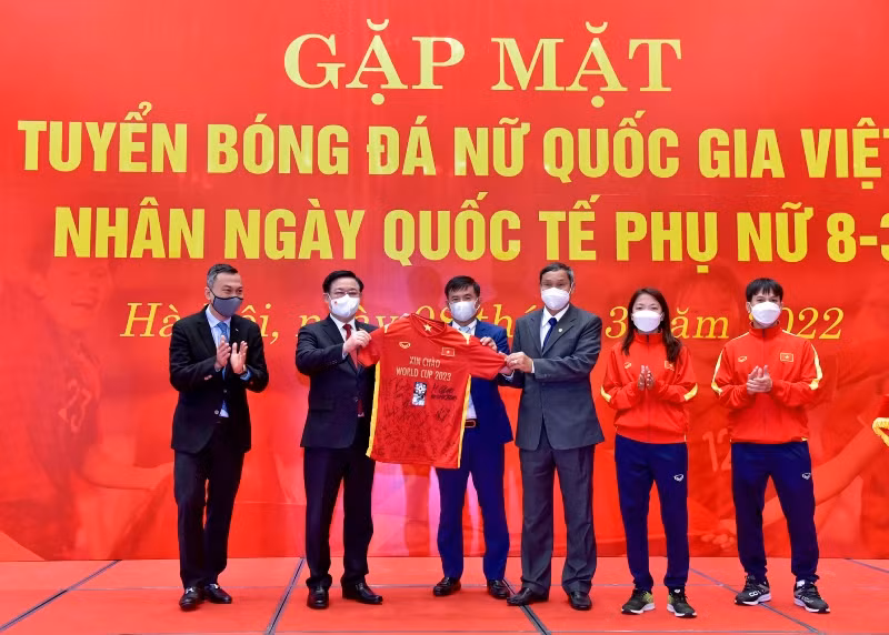 Phẩm chất ngời sáng của phụ nữ Việt Nam từ truyền thống của dân tộc văn hiến và anh hùng -0