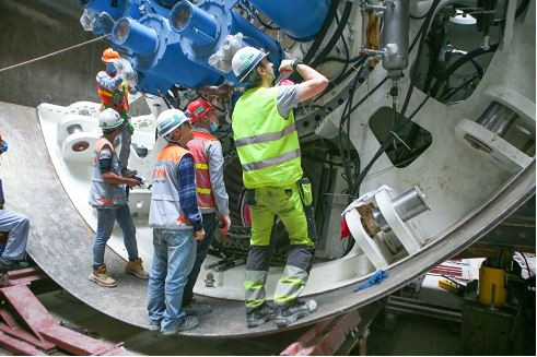 Các kỹ sư đang thực hiện lắp ráp hệ thống ray trượt có vai trò đỡ TBM.