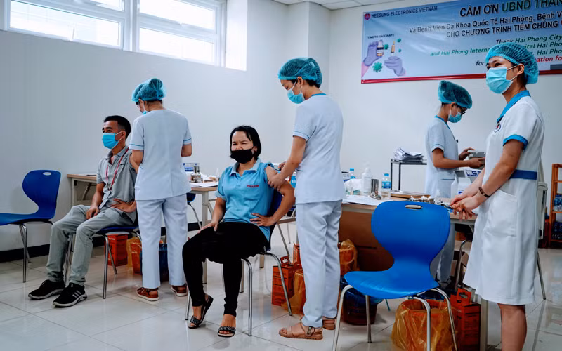 Đẩy nhanh tiến độ tiêm vaccine ngừa Covid-19 cho các đối tượng từ 12 tuổi trở lên là biện pháp quan trọng trong phòng, chống dịch.