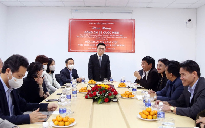 Đồng chí Lê Quốc Minh trao đổi ý kiến với đội ngũ những người làm báo tại Lâm Đồng. Đoàn công tác Báo Nhân Dân thăm và làm việc tại Lâm Đồng -0