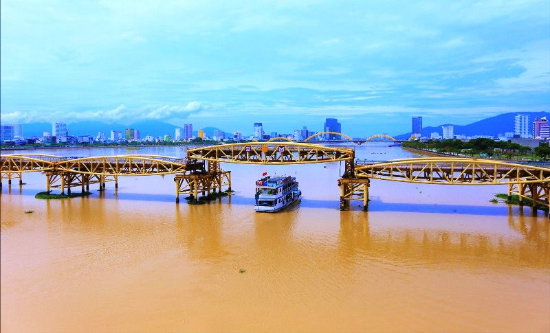 Năm 2020, lần đầu tiên lực lượng chức năng thành phố Đà Nẵng tiến hành nâng nhịp cầu Nguyễn Văn Trỗi sau khi hoàn thành việc nâng cấp, sữa chữa. (Ảnh: Nguyễn Hà Nam) Đà Nẵng nâng, hạ nhịp cầu Nguyễn Văn Trỗi để khai thác du lịch -0