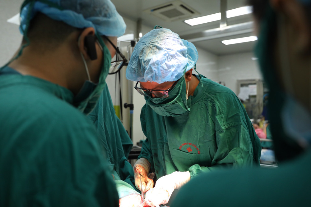 BS Trần Anh Đức thực hiện ca mổ lấy thai cho sản phụ có thai chậm phát triển ngày 19-3 vừa qua. Hạnh phúc khi “ươm mầm cuộc sống” -0