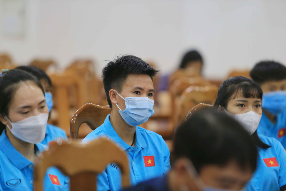 Tuyết Dung (ngồi giữa) được toàn đội bầu bổ sung vào vị trí đội phó trong ban cán sự đội tuyển. (Ảnh: VFF) Đội tuyển nữ trong ngày đầu hội quân -0