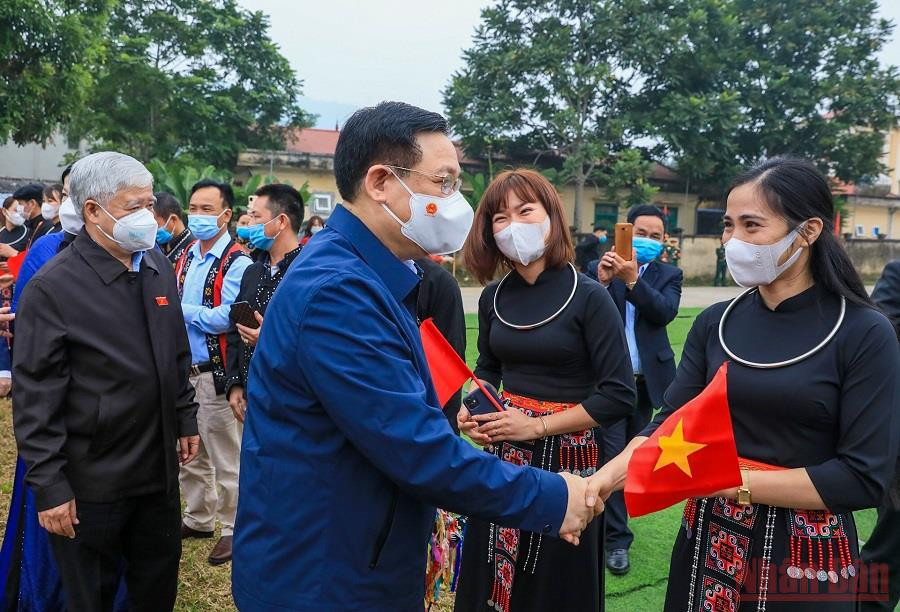 Trong không khí thắm tình đoàn kết, Chủ tịch Quốc hội Vương Đình Huệ cùng các đồng chí lãnh đạo Đảng, Nhà nước, Mặt trận Tổ quốc Việt Nam và tỉnh Thái Nguyên đã về chung vui Ngày hội Đại đoàn kết toàn dân tộc với nhân dân xóm Quyết Tâm. Ấm áp niềm vui trong Ngày hội Đại Đoàn kết toàn dân -0