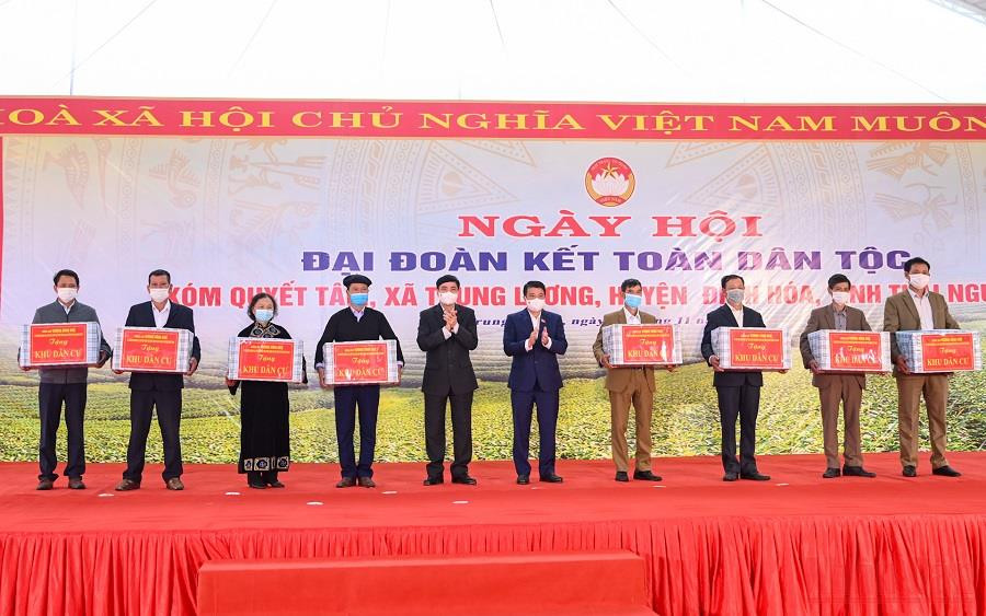 Lãnh đạo Quốc hội tặng quà cho các khu dân cư trên địa bàn nhân Ngày hội Đại đoàn kết toàn dân tộc. Ấm áp niềm vui trong Ngày hội Đại Đoàn kết toàn dân -0