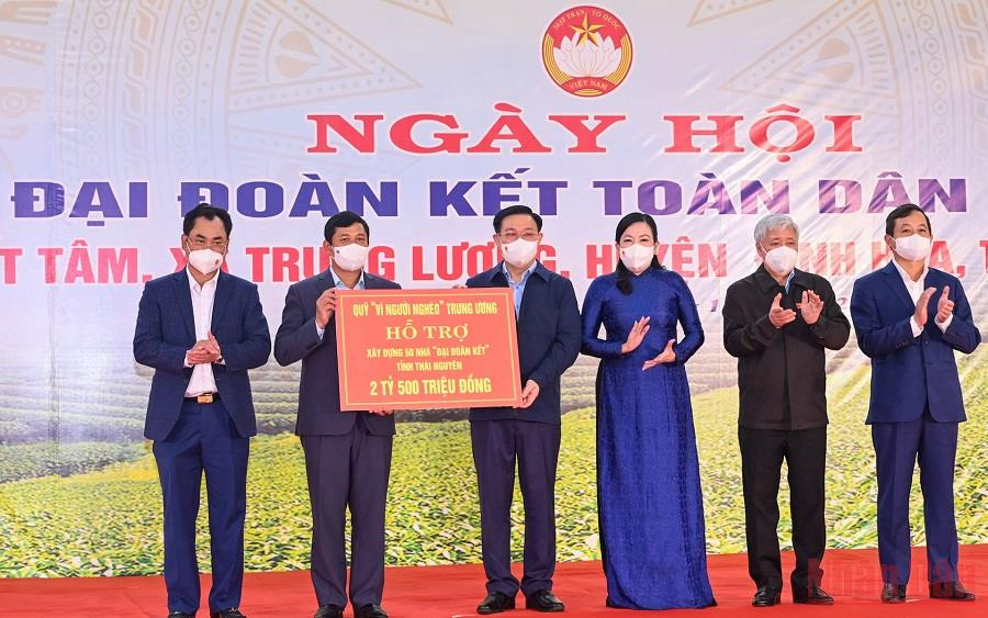 Chủ tịch Quốc hội Vương Đình Huệ và Chủ tịch Uỷ ban TƯ Mặt trận Tổ quốc Việt Nam Đỗ Văn Chiến trao hỗ trợ xây dựng 50 nhà “Đại đoàn kết” cho tỉnh Thái Nguyên. Ấm áp niềm vui trong Ngày hội Đại Đoàn kết toàn dân -0
