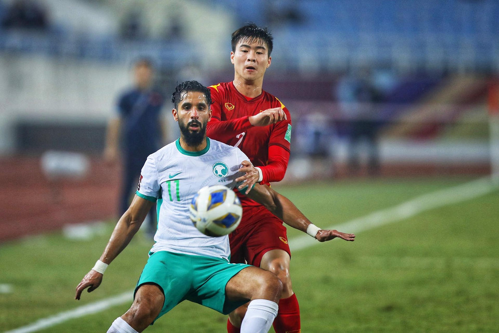 Duy Mạnh truy cản tiền đạo Saleh Al-shehri. (Ảnh: VFF) Saudi Arabia thắng tối thiểu 1 - 0 Việt Nam -0