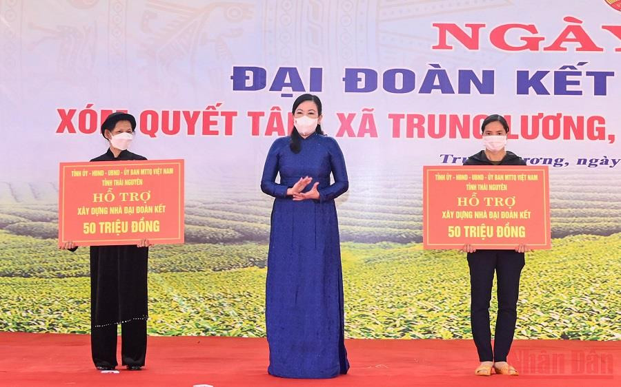 Lãnh đạo tỉnh Thái Nguyên trao hỗ trợ kinh phí xây dựng nhà “Đại đoàn kết” cho người dân có hoàn cảnh khó khăn trên địa bàn. Ấm áp niềm vui trong Ngày hội Đại Đoàn kết toàn dân -0